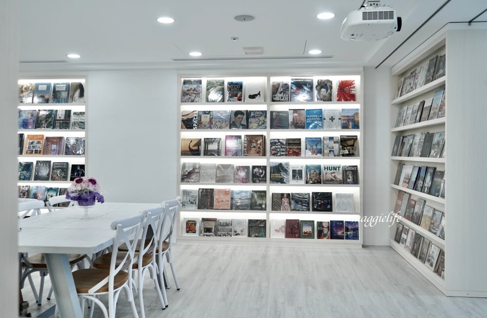 淡水益品書屋，100元咖啡/茶/冰沙喝到飽 不限時，韓風網美閱讀空間，飽覽群書！