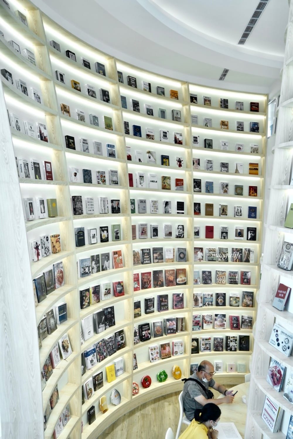 淡水益品書屋，100元咖啡/茶/冰沙喝到飽 不限時，韓風網美閱讀空間，飽覽群書！