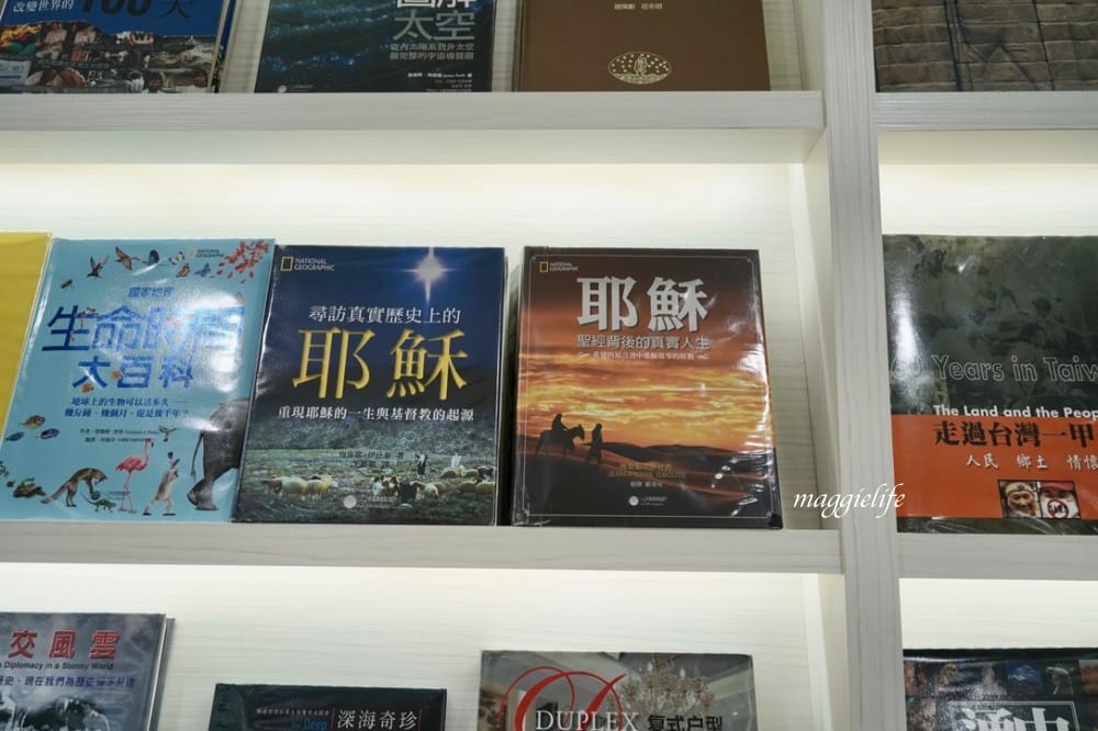 淡水益品書屋，100元咖啡/茶/冰沙喝到飽 不限時，韓風網美閱讀空間，飽覽群書！