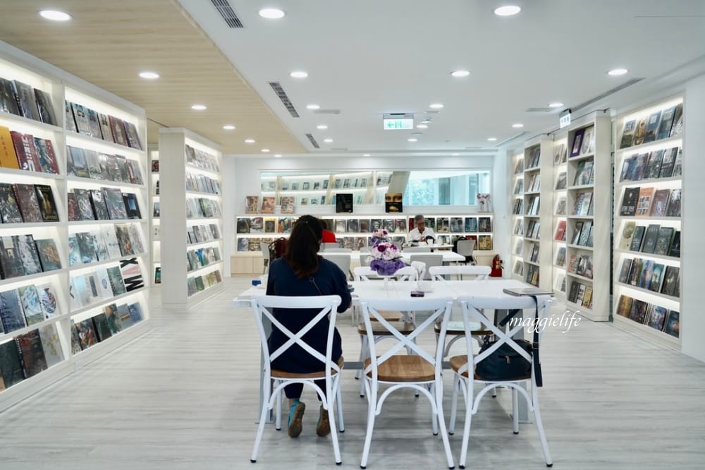 淡水益品書屋，100元咖啡/茶/冰沙喝到飽 不限時，韓風網美閱讀空間，飽覽群書！
