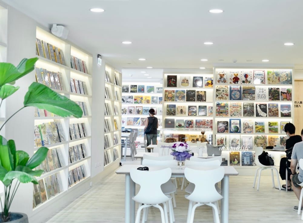 淡水益品書屋，100元咖啡/茶/冰沙喝到飽 不限時，韓風網美閱讀空間，飽覽群書！