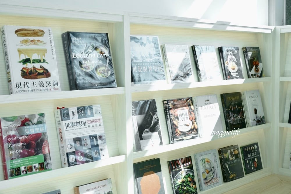淡水益品書屋，100元咖啡/茶/冰沙喝到飽 不限時，韓風網美閱讀空間，飽覽群書！