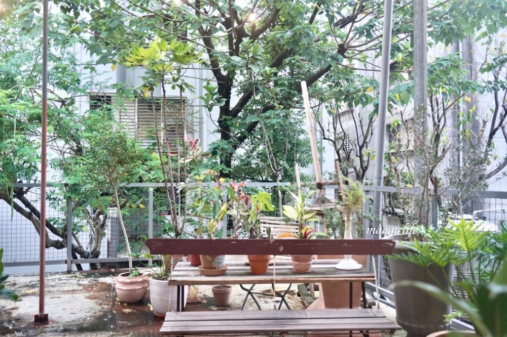 綠咖生活概念店，位於市區森林系擁有療癒小花園的咖啡館，老奶奶焦糖法式吐司超級好吃！信義安和咖啡館！