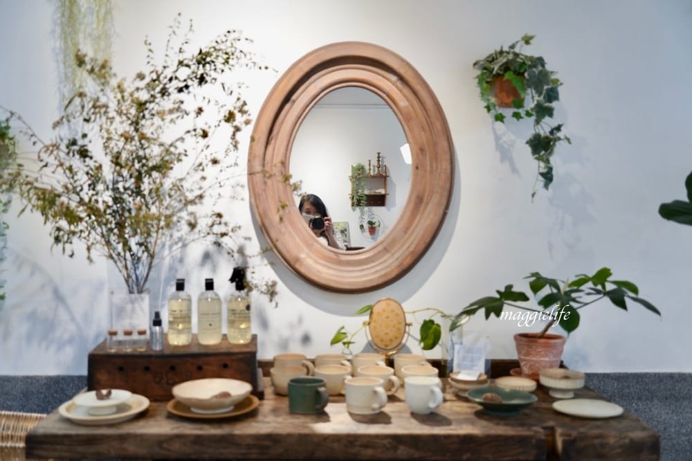 綠咖生活概念店，位於市區森林系擁有療癒小花園的咖啡館，老奶奶焦糖法式吐司超級好吃！信義安和咖啡館！