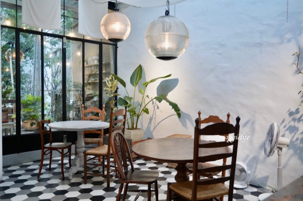 綠咖生活概念店，位於市區森林系擁有療癒小花園的咖啡館，老奶奶焦糖法式吐司超級好吃！信義安和咖啡館！