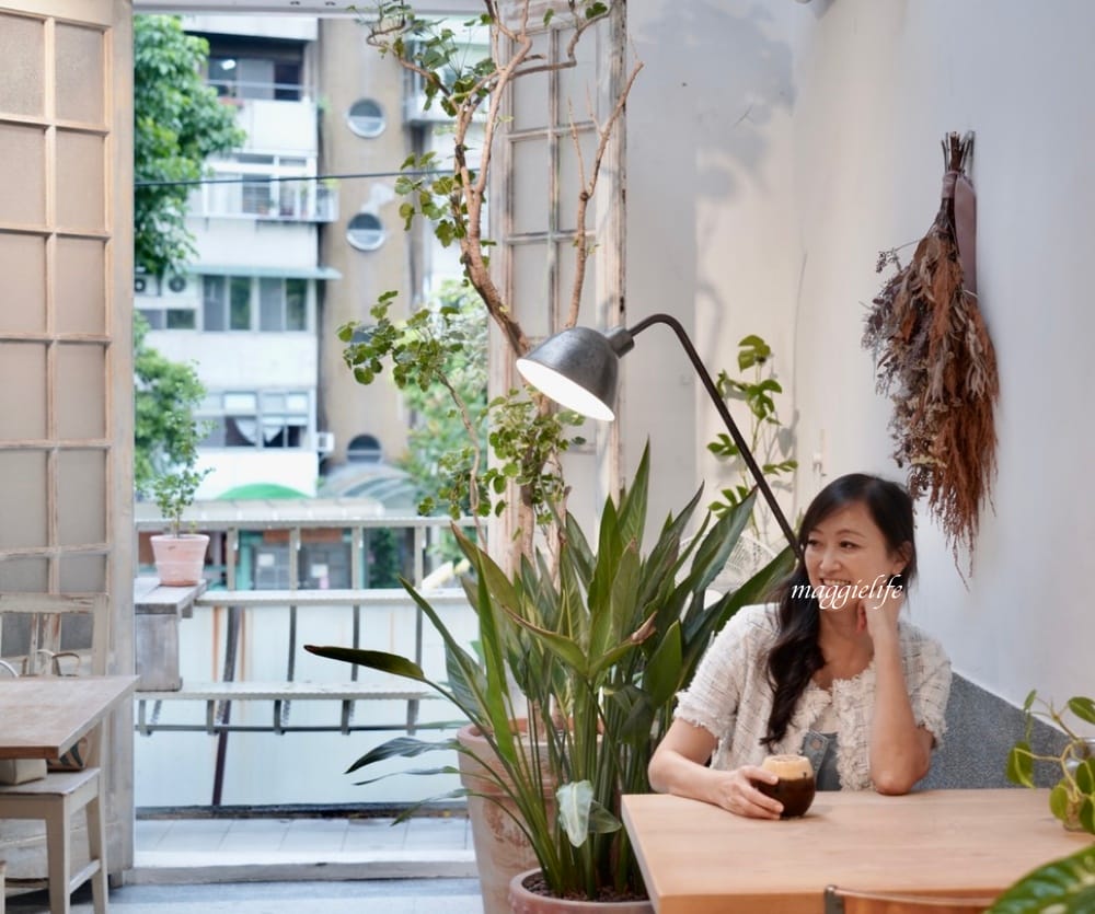 綠咖生活概念店，位於市區森林系擁有療癒小花園的咖啡館，老奶奶焦糖法式吐司超級好吃！信義安和咖啡館！