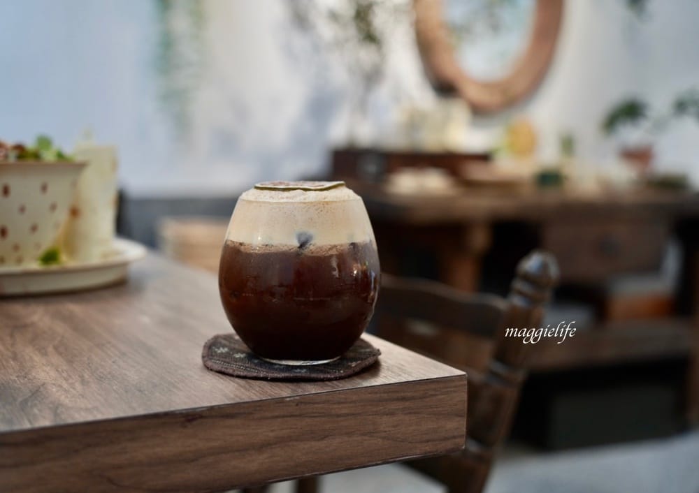 綠咖生活概念店，位於市區森林系擁有療癒小花園的咖啡館，老奶奶焦糖法式吐司超級好吃！信義安和咖啡館！