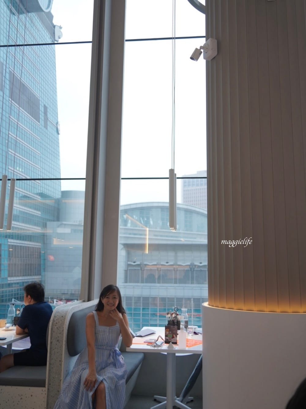 台北美食｜貳樓微風南山店Second Floor Cafe，挑高9米大片落地窗101景觀，彷彿在美術館用餐