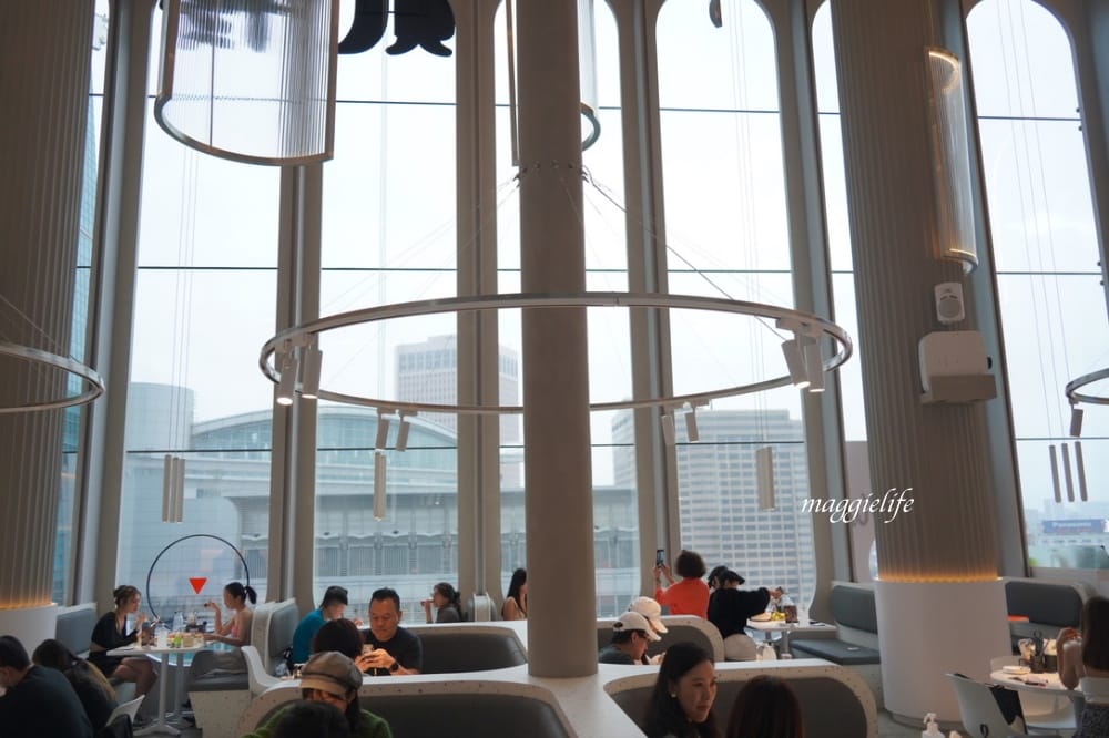 台北美食｜貳樓微風南山店Second Floor Cafe，挑高9米大片落地窗101景觀，彷彿在美術館用餐