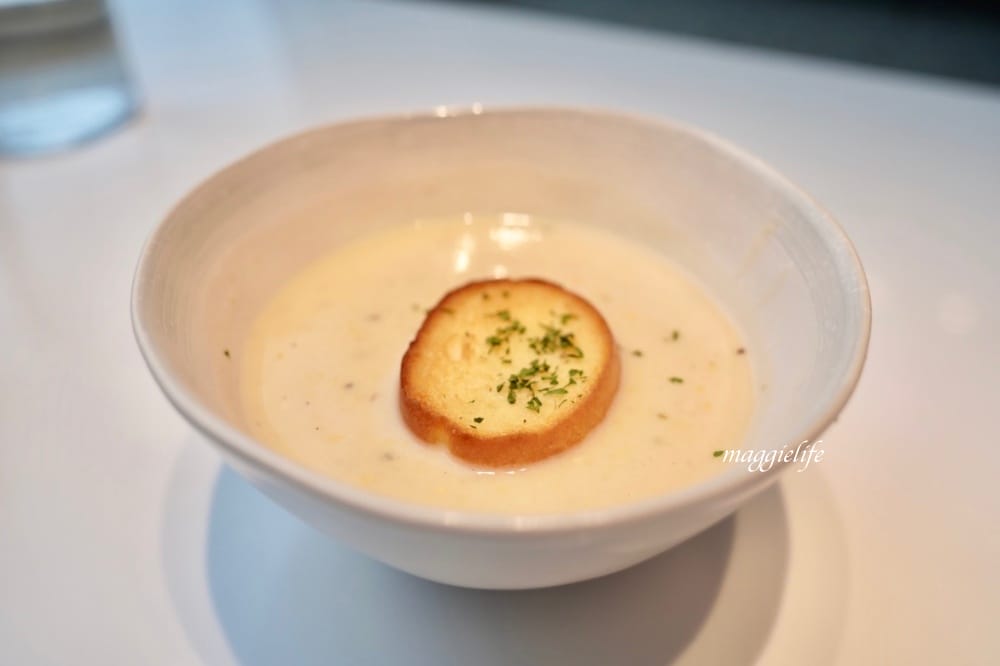 台北美食｜貳樓微風南山店Second Floor Cafe，挑高9米大片落地窗101景觀，彷彿在美術館用餐