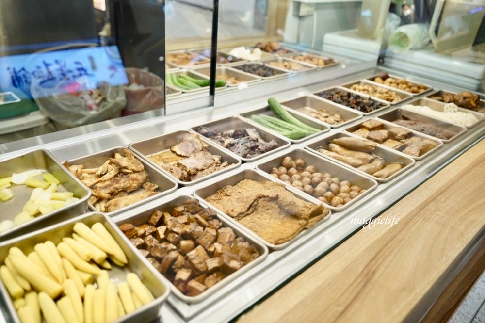 麻十七｜郭靜開的川麻滷味店，麻麻香香的有鮑魚滷味，麵也好吃，是被滷味耽誤的麵店？進駐台北101!