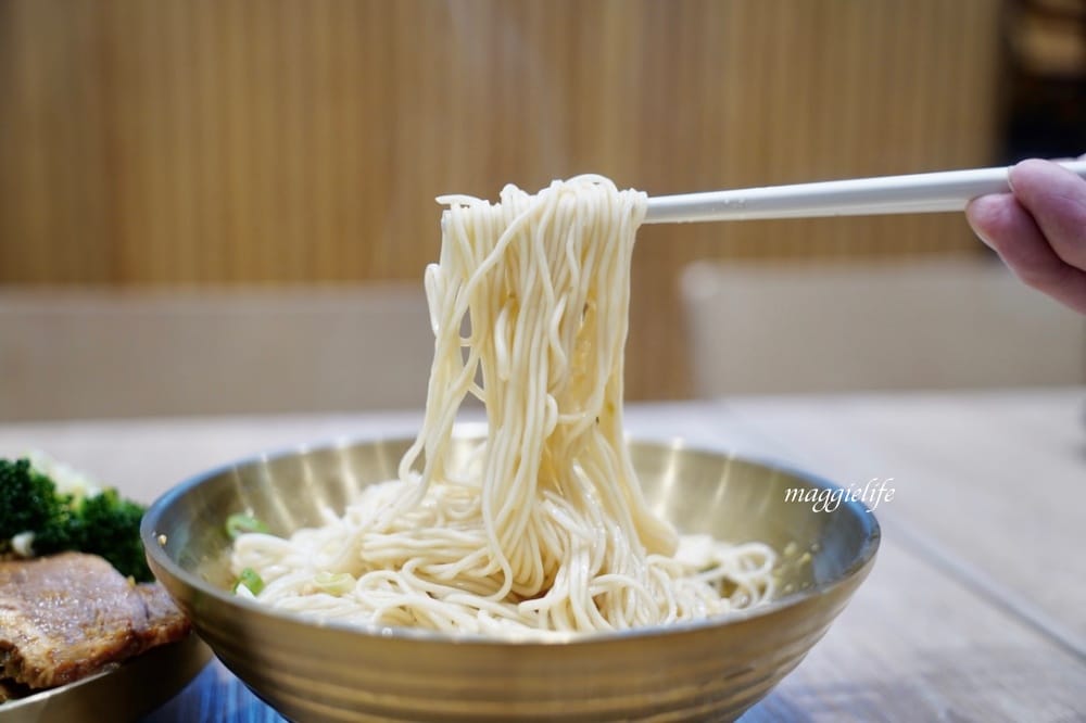 麻十七｜郭靜開的川麻滷味店，麻麻香香的有鮑魚滷味，麵也好吃，是被滷味耽誤的麵店？進駐台北101!