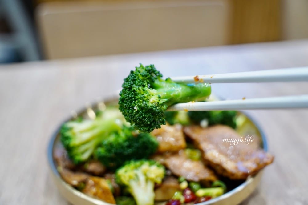 麻十七｜郭靜開的川麻滷味店，麻麻香香的有鮑魚滷味，麵也好吃，是被滷味耽誤的麵店？進駐台北101!