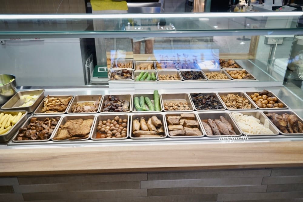 麻十七｜郭靜開的川麻滷味店，麻麻香香的有鮑魚滷味，麵也好吃，是被滷味耽誤的麵店？進駐台北101!