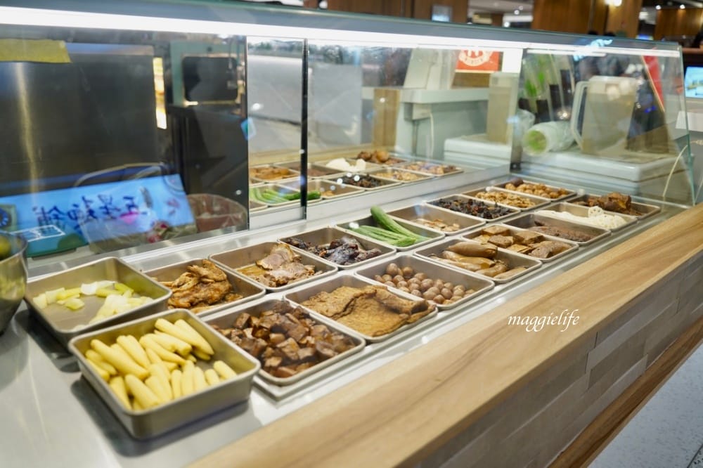 麻十七｜郭靜開的川麻滷味店，麻麻香香的有鮑魚滷味，麵也好吃，是被滷味耽誤的麵店？進駐台北101!