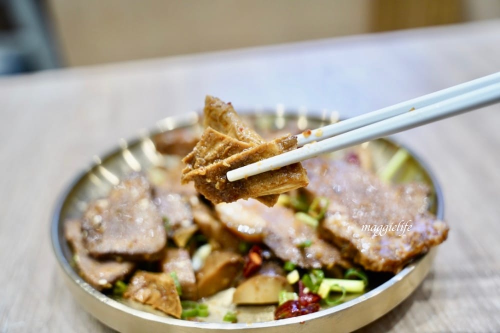 麻十七｜郭靜開的川麻滷味店，麻麻香香的有鮑魚滷味，麵也好吃，是被滷味耽誤的麵店？進駐台北101!