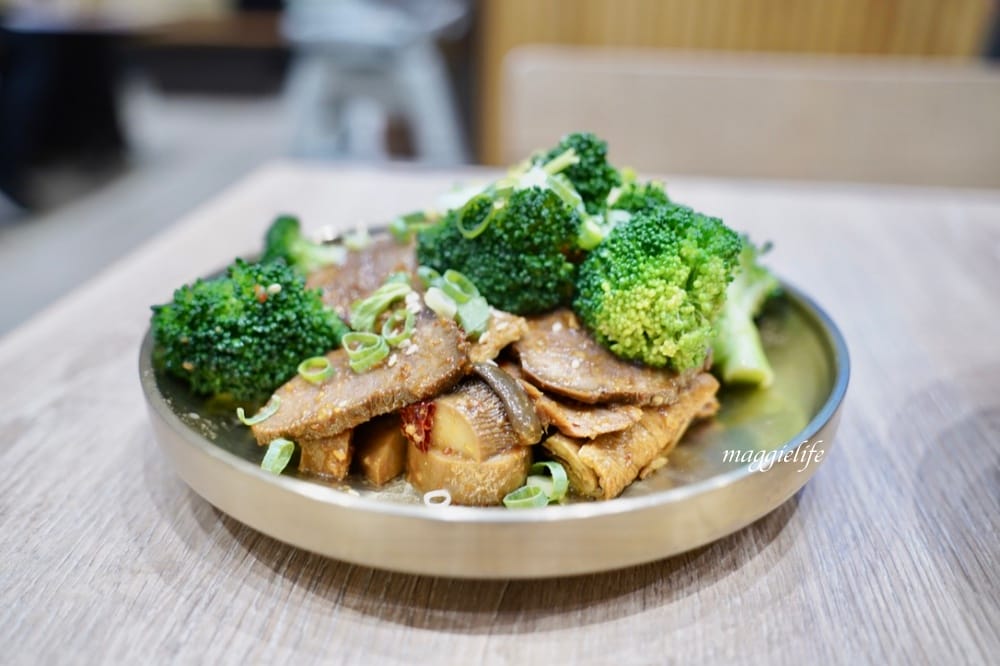 麻十七｜郭靜開的川麻滷味店，麻麻香香的有鮑魚滷味，麵也好吃，是被滷味耽誤的麵店？進駐台北101!