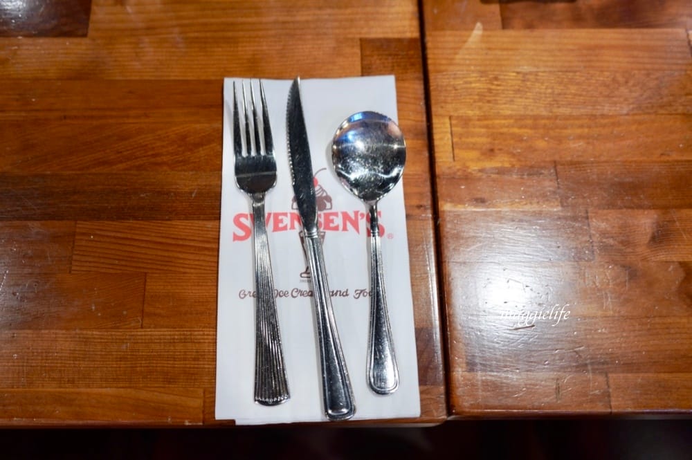 双聖SWENSEN’s 美式家庭餐廳，推出全新菜單，「双聖代」冰品，夢幻少女感草莓聖代，經典魯本三明治同步登場！