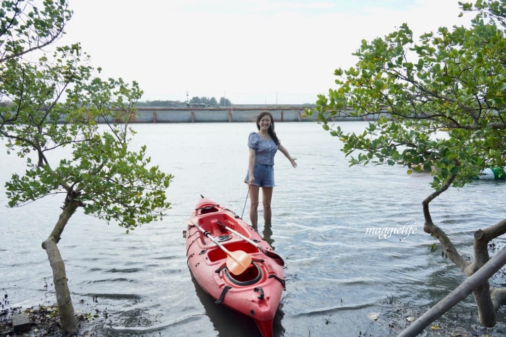 馬蹄蛤主題館海水水上遊樂場，100元不限時間，可以摸蜆採海菜，水上鞦韆，獨木舟，划竹筏