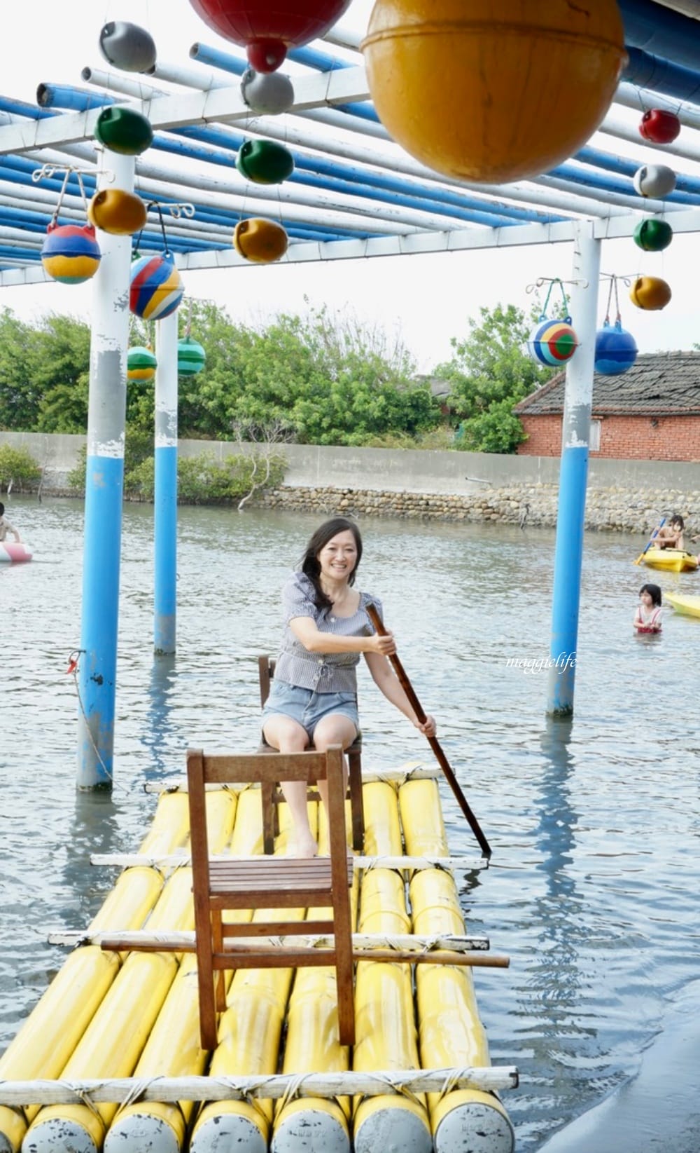 馬蹄蛤主題館海水水上遊樂場，100元不限時間，可以摸蜆採海菜，水上鞦韆，獨木舟，划竹筏