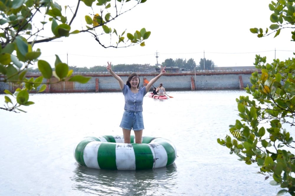 馬蹄蛤主題館海水水上遊樂場，100元不限時間，可以摸蜆採海菜，水上鞦韆，獨木舟，划竹筏