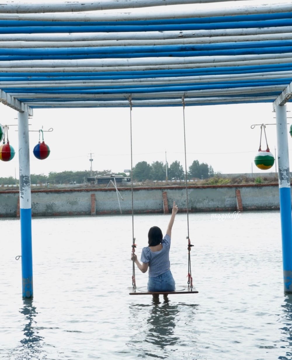 馬蹄蛤主題館海水水上遊樂場，100元不限時間，可以摸蜆採海菜，水上鞦韆，獨木舟，划竹筏