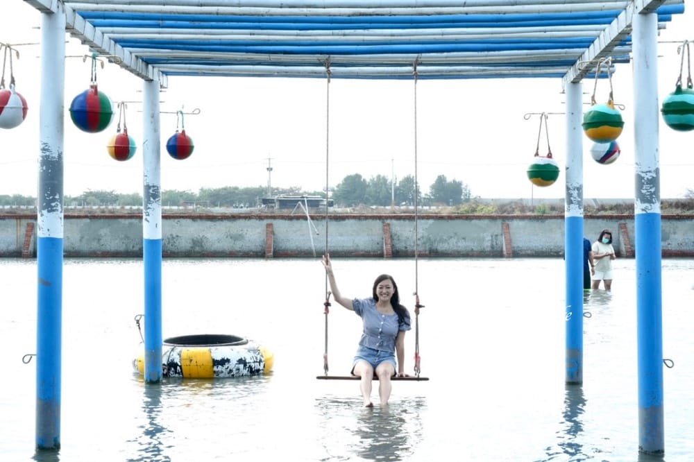 馬蹄蛤主題館海水水上遊樂場，100元不限時間，可以摸蜆採海菜，水上鞦韆，獨木舟，划竹筏