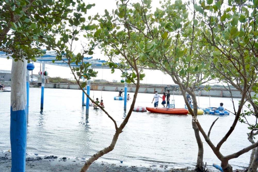 馬蹄蛤主題館海水水上遊樂場，100元不限時間，可以摸蜆採海菜，水上鞦韆，獨木舟，划竹筏