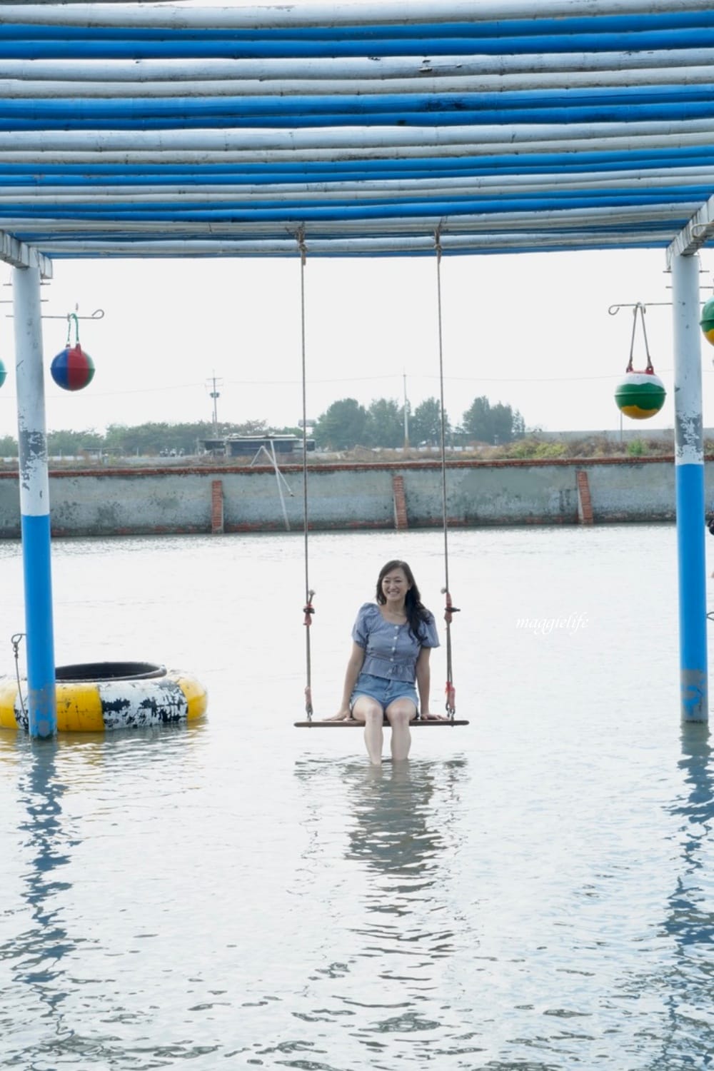 馬蹄蛤主題館海水水上遊樂場，100元不限時間，可以摸蜆採海菜，水上鞦韆，獨木舟，划竹筏