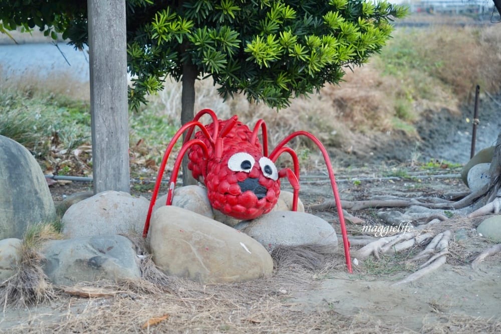 馬蹄蛤主題館海水水上遊樂場,100元不限時間,可以摸蜆採海菜,水上鞦韆,獨木舟,划竹筏 - 第4張圖 馬蹄蛤主題館海水水上遊樂場,100元不限時間,可以摸蜆採海菜,水上鞦韆,獨木舟,划竹筏