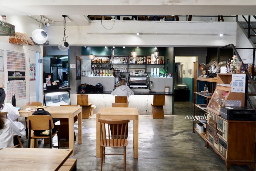 台北市政府｜上樓看看Arthere Café，一大片綠意盎然超療癒，美式可以續杯，信義區不限時有插座咖啡廳！