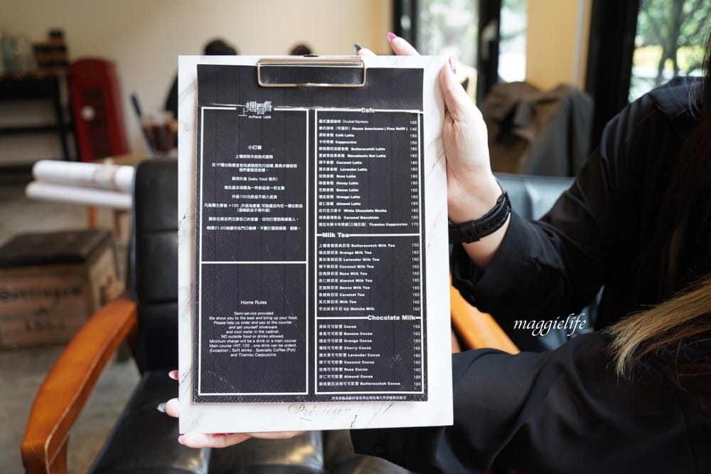 台北市政府｜上樓看看Arthere Café，一大片綠意盎然超療癒，美式可以續杯，信義區不限時有插座咖啡廳！