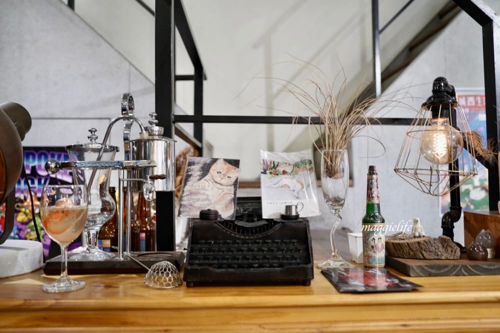 台北市政府｜上樓看看Arthere Café，一大片綠意盎然超療癒，美式可以續杯，信義區不限時有插座咖啡廳！