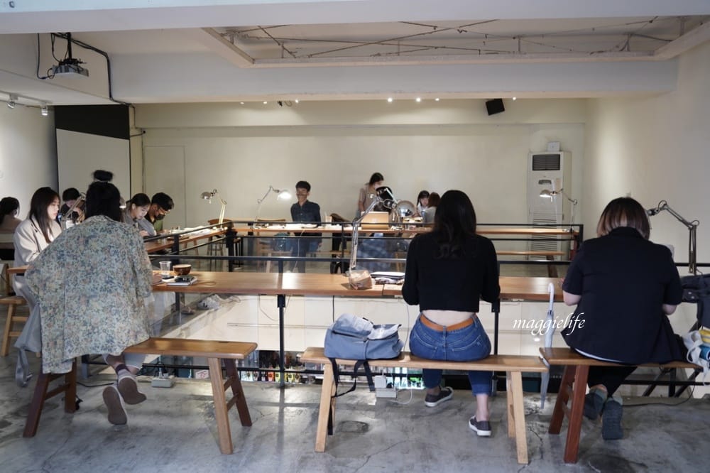 台北市政府｜上樓看看Arthere Café，一大片綠意盎然超療癒，美式可以續杯，信義區不限時有插座咖啡廳！