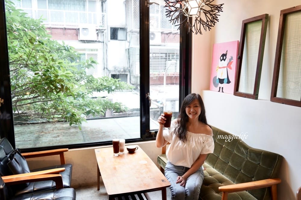 台北市政府｜上樓看看Arthere Café，一大片綠意盎然超療癒，美式可以續杯，信義區不限時有插座咖啡廳！