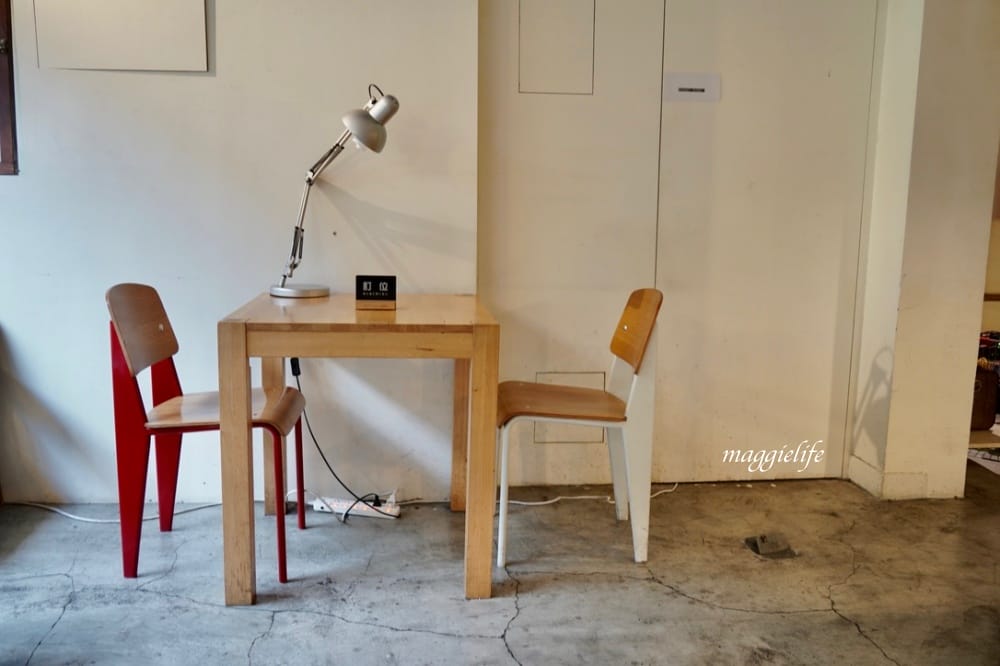 台北市政府｜上樓看看Arthere Café，一大片綠意盎然超療癒，美式可以續杯，信義區不限時有插座咖啡廳！