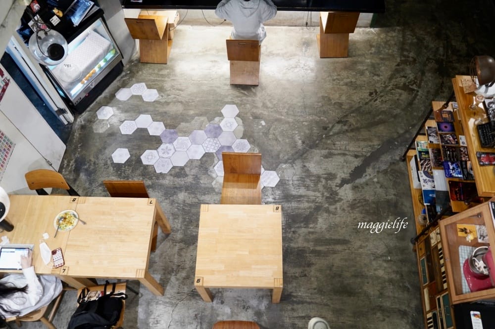 台北市政府｜上樓看看Arthere Café，一大片綠意盎然超療癒，美式可以續杯，信義區不限時有插座咖啡廳！