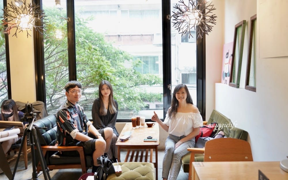 台北市政府｜上樓看看Arthere Café，一大片綠意盎然超療癒，美式可以續杯，信義區不限時有插座咖啡廳！