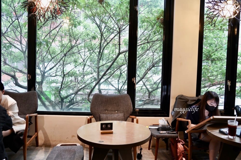 台北市政府｜上樓看看Arthere Café，一大片綠意盎然超療癒，美式可以續杯，信義區不限時有插座咖啡廳！