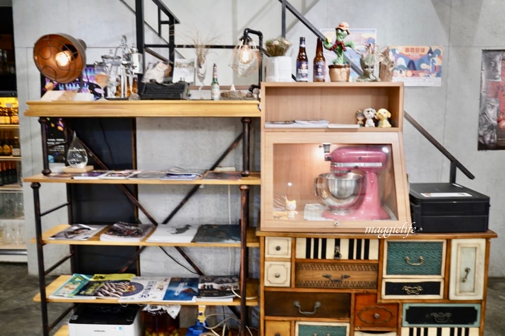 台北市政府｜上樓看看Arthere Café，一大片綠意盎然超療癒，美式可以續杯，信義區不限時有插座咖啡廳！