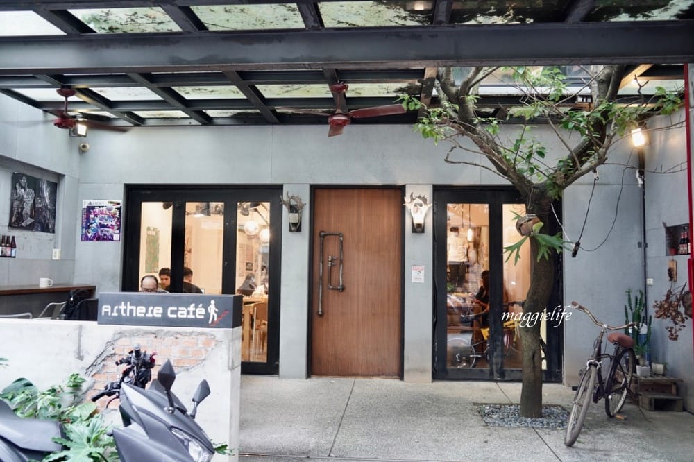 台北市政府｜上樓看看Arthere Café，一大片綠意盎然超療癒，美式可以續杯，信義區不限時有插座咖啡廳！