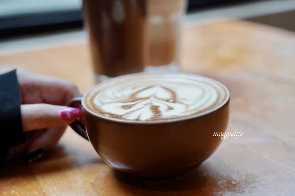 台北市政府｜上樓看看Arthere Café，一大片綠意盎然超療癒，美式可以續杯，信義區不限時有插座咖啡廳！