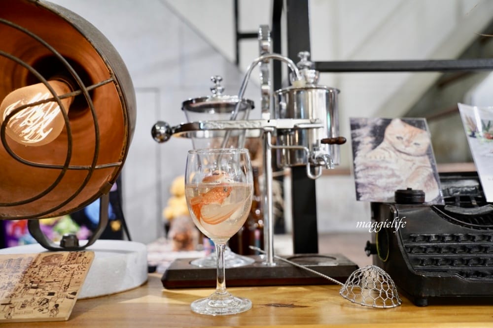 台北市政府｜上樓看看Arthere Café，一大片綠意盎然超療癒，美式可以續杯，信義區不限時有插座咖啡廳！