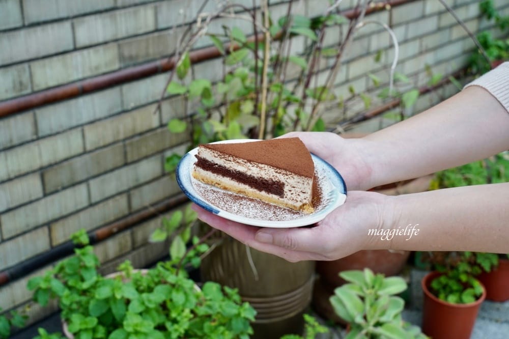 西門｜中山堂一日遊，4F劇場咖啡，古蹟老宅咖啡秘境，露台景觀庭園咖啡，遠眺北門景觀！