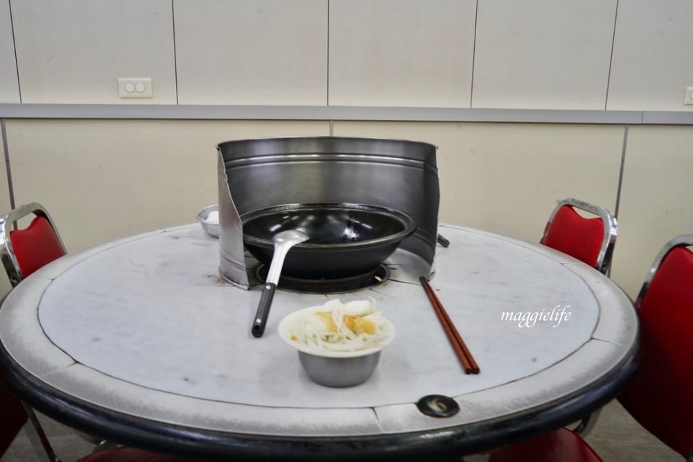 小紅莓石頭火鍋城，台北石頭火鍋40年老店還是每天都人潮大爆滿，台北松山南京三民火鍋！