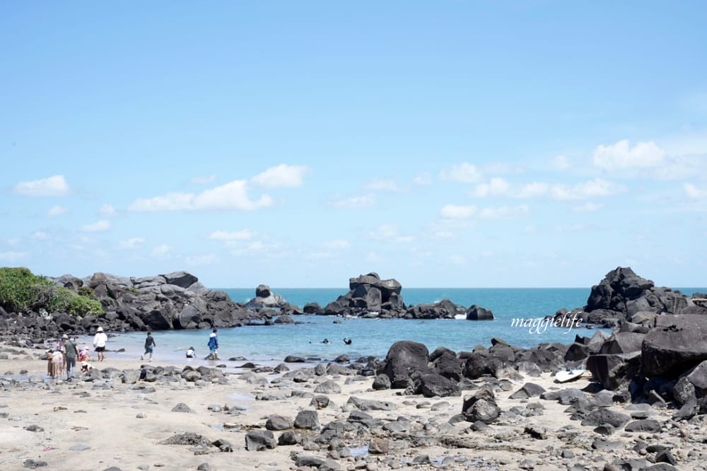 新北石門| 麟山鼻遊憩區，潮間帶玩水抓螃蟹，漫步在濱海步道，超美的海岸風稜石風光
