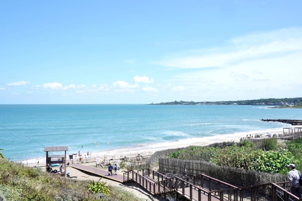 新北石門| 麟山鼻遊憩區，潮間帶玩水抓螃蟹，漫步在濱海步道，超美的海岸風稜石風光