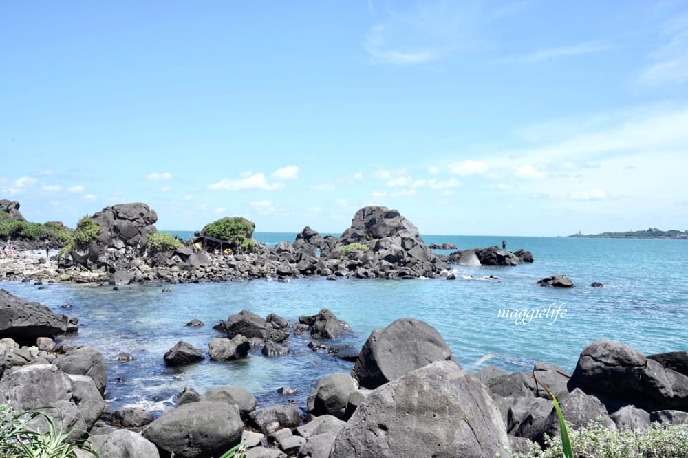 新北石門| 麟山鼻遊憩區，潮間帶玩水抓螃蟹，漫步在濱海步道，超美的海岸風稜石風光