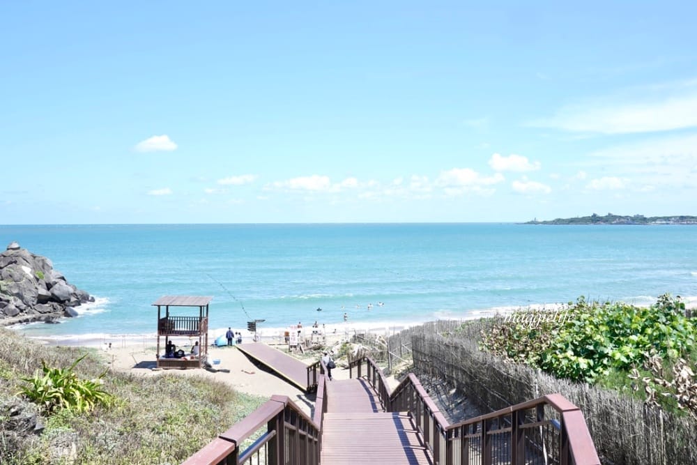 新北石門| 麟山鼻遊憩區，潮間帶玩水抓螃蟹，漫步在濱海步道，超美的海岸風稜石風光