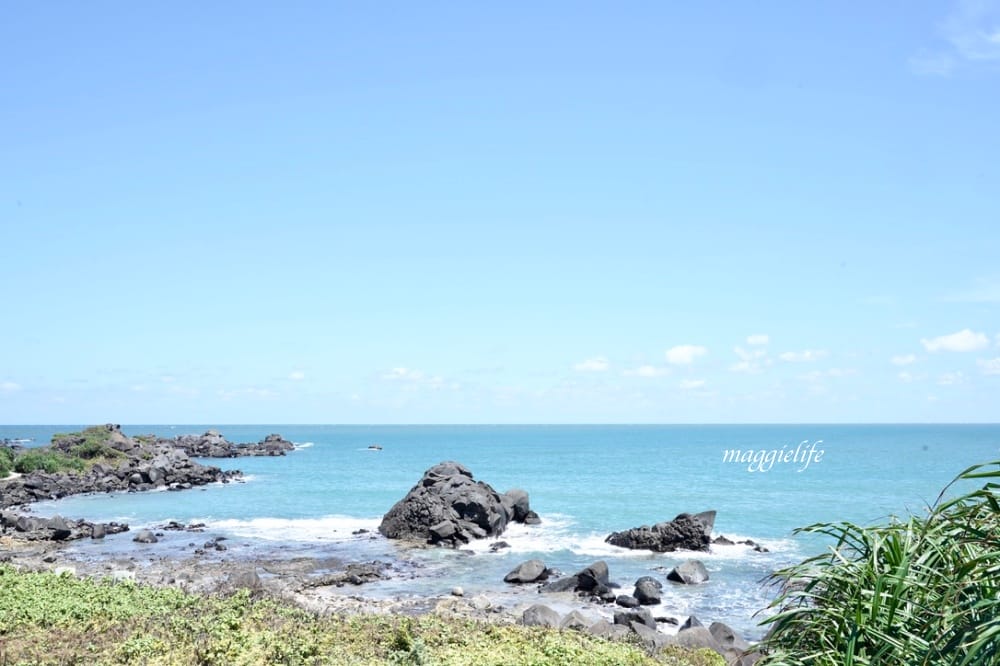新北石門| 麟山鼻遊憩區，潮間帶玩水抓螃蟹，漫步在濱海步道，超美的海岸風稜石風光